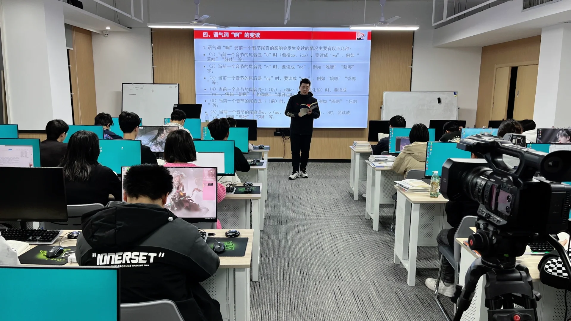 电竞赛事解说评述:专业分析与幽默风格的简单介绍 电竞赛事解说评述:专业分析与幽默风格的简单介绍